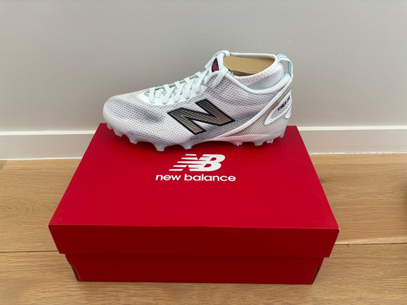 White Unisex Size M 10.5 (W 11.5) New Balance Freeze Mid Top Molded Cleats (New)
