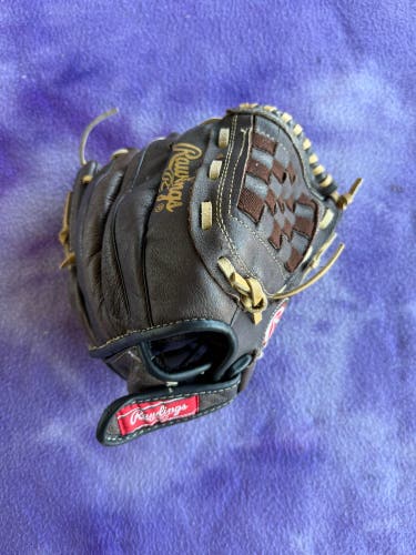 Black Rawlings Highlight Series RH Pitcher's Baseball Glove 11" (Used)