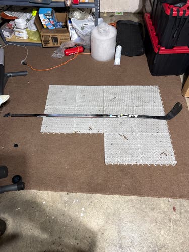 Broken Senior CCM JetSpeed FT8 Pro Right Handed Hockey Stick P28 70 Flex (Used)