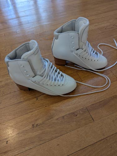 Jackson Ultima Figure Skates A Adult 7 (Barely Used)