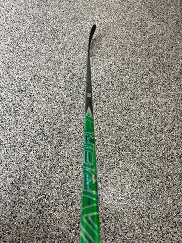 Senior Bauer Vapor Hyperlite 2 Left Hand Hockey Stick P28 77 Flex (Used)