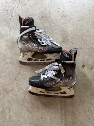 2021 Bauer Vapor Hyperlite Hockey Skates 8.5 (Used)