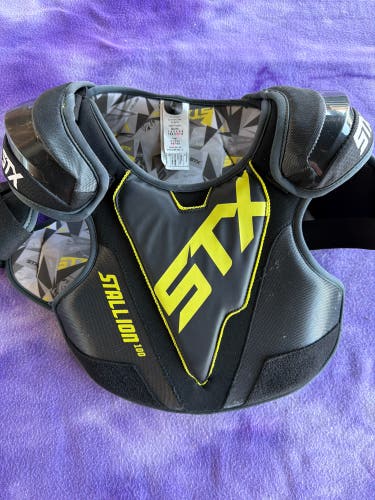 Medium Youth STX Stallion 100 Shoulder Pads (Used)