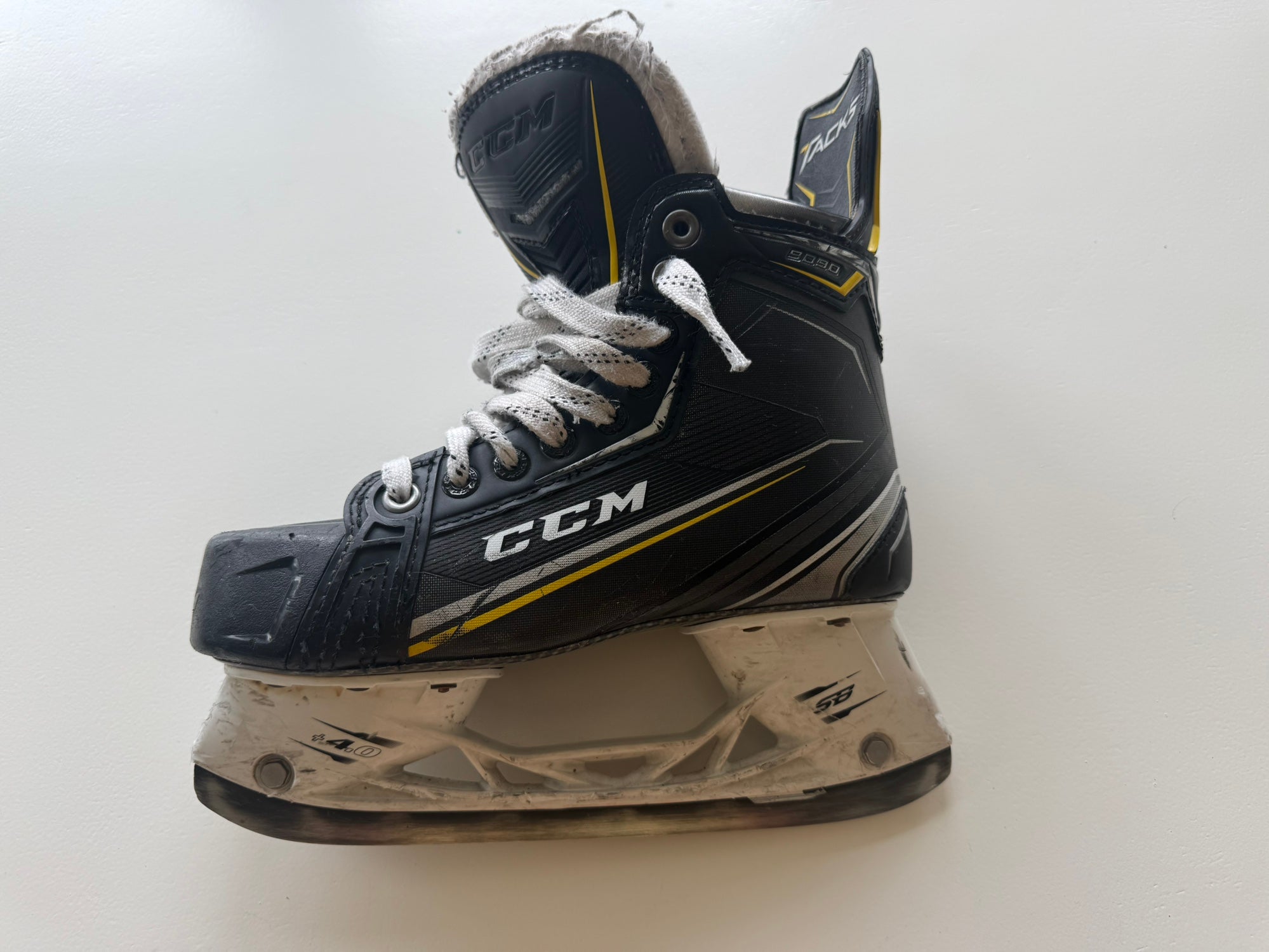 CCM TACKS 9090 ICE HOCKEY SKATES Hockey Plus - Best Pricing on CCM Tacks 9090 Junior Ice  main image 3
