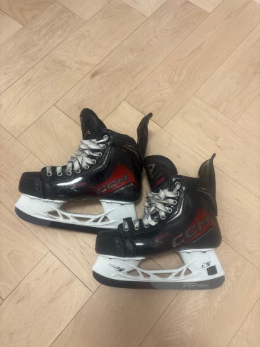 2025 CCM JetSpeed FT8 Pro Hockey Skates Size 3.5 (Used)