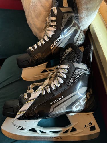 Black/Gray CCM Tacks Vector Hockey Skates Regular Width 10.5 (Used)