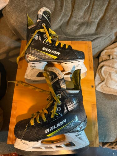 2023 Bauer Vapor X4 Hockey Skates Regular Width Size 1 (Used)