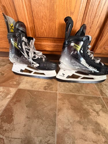 Black/Gray 2023 Bauer Vapor Hyperlite 2 Hockey Skates Narrow Width 9 (Used)