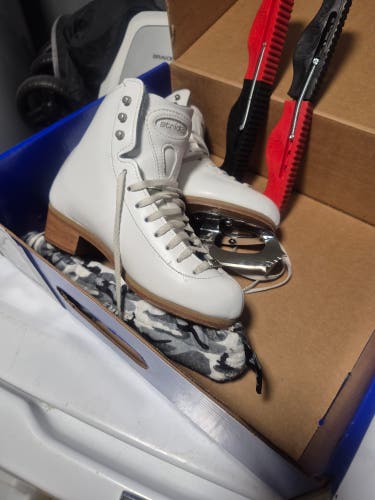 Figure Skates B (Used)