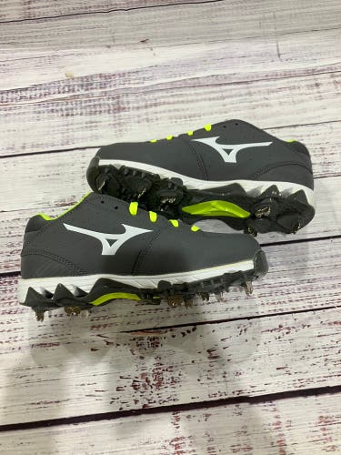 Gray Mizuno Swift 4 Metal Cleats I Size 5 (New)