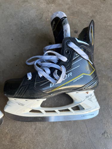 2024 Bauer Supreme M40 Hockey Skates Size 4.5 (Used)