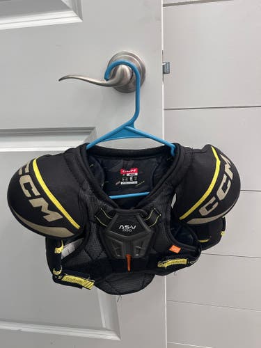 Medium Youth CCM XF Pro Shoulder Pads (Used)