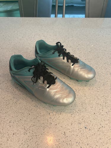 Silver Unisex 4Y (Big Kids / Youth) DSG Cleats (Used)