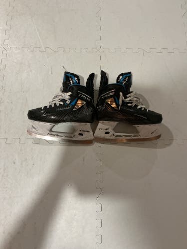 True Catalyst 5x4 Hockey Skates Wide Width 7 (Used)