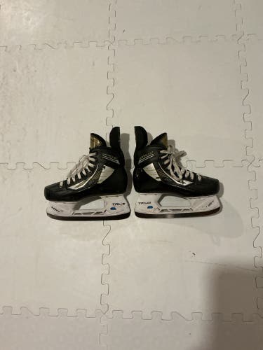 True Catalyst 5 Hockey Skates Regular Width Size 4.5 (Used)