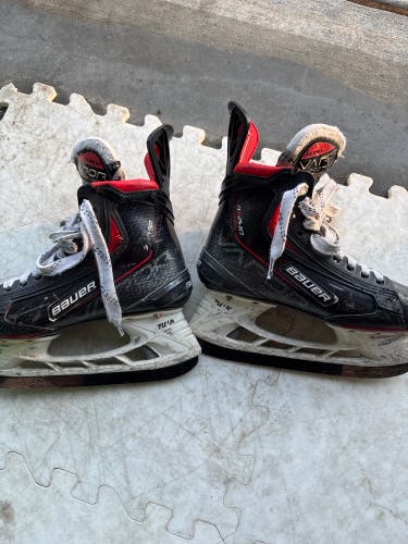 2021 Bauer Vapor 3X Pro Hockey Skates Regular Width Size 4 (Used)