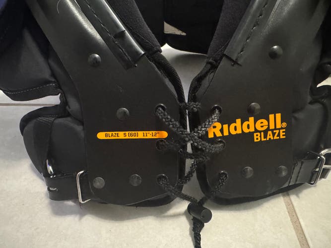 Small Youth Riddell Blaze Shoulder Pads (Used)
