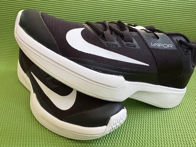 Size M 9.0 (W 10.0) Nike Vapor Tennis Shoe