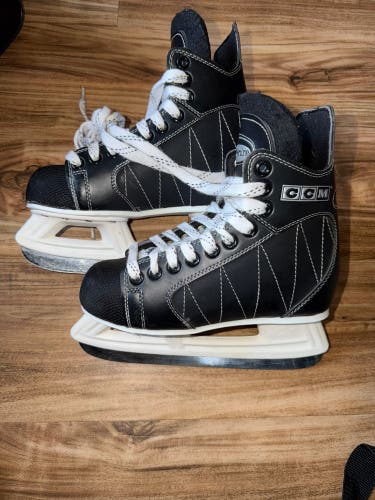 Black CCM Powerline 440 Hockey Skates Regular Width 9 (Used)