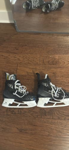 Black 2023 Bauer Vapor Hyperlite 2 Hockey Skates Narrow Width 9.5 (Used)