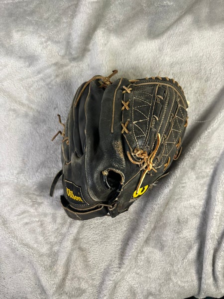 Black Wilson A2114 RH Pitcher's Baseball Glove 11.5