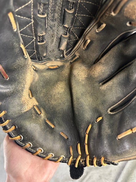 Black Wilson A2114 RH Pitcher's Baseball Glove 11.5