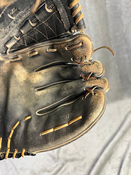 Black Wilson A2114 RH Pitcher's Baseball Glove 11.5