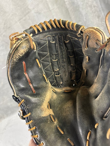Black Wilson A2114 RH Pitcher's Baseball Glove 11.5