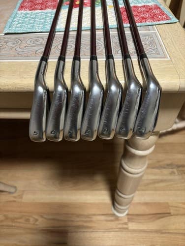 TaylorMade R9 MAX Iron Set Regular Flex Graphite Shaft (7 Clubs) #5 - #9, PW, GW 38.25" (Used)