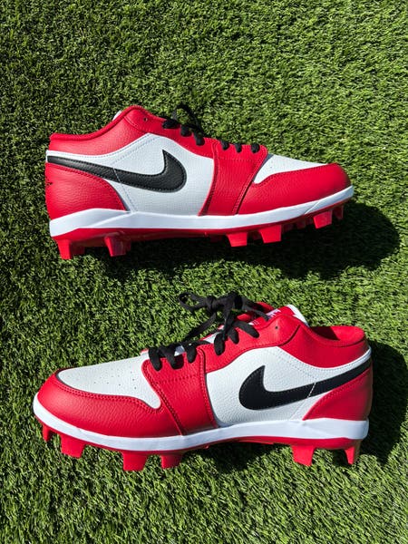NIKE AIR JORDAN 1 RETRO MCS LOW “CHICAGO” BASEBALL CLEATS SIZE 13 Size 13 Air Jordan 1 Retro MCS Low Chicago Red White  main image 4