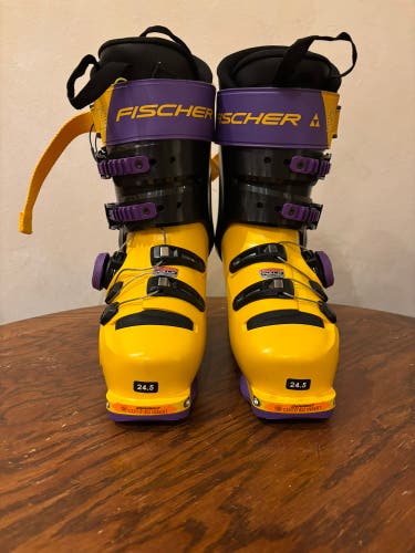 New Fischer RC4 MV DYN BOA ZF CFC GW Ski Boots 24.5