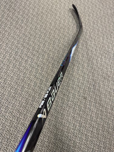Intermediate Bauer Vapor Flylite Right Handed Hockey Stick P28 55 Flex (New)