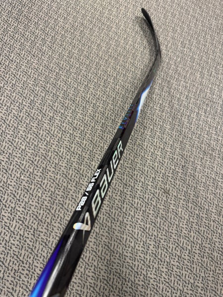 Intermediate Bauer Vapor Flylite Right Handed Hockey Stick P28 55 Flex (New)