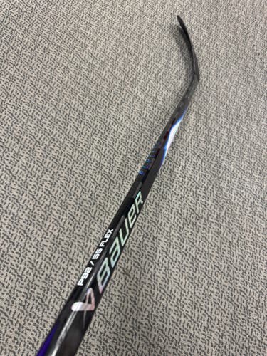 Intermediate Bauer Vapor Flylite Right Handed Hockey Stick P92 55 Flex (New)