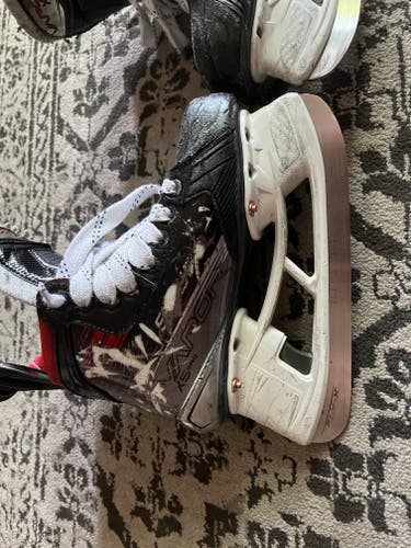 Bauer Vapor X5 Pro Hockey Skates Regular Width Size 1.5 (Used)