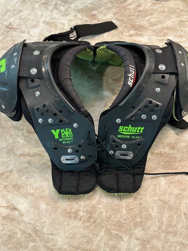 Medium Youth Schutt Y Flex 4.0 Youth Shoulder Pads (Used)