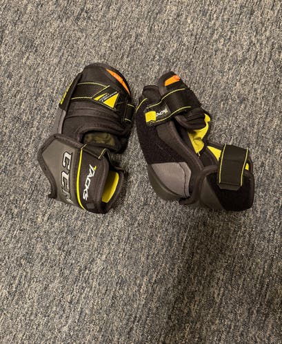 Senior Medium CCM Tacks 9080 Elbow Pads (Used)
