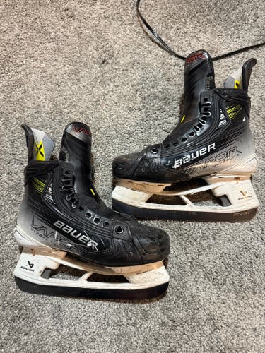 Bauer Vapor Hyperlite 2 Hockey Skates Stock Size 4.5 fit 3 (Used)