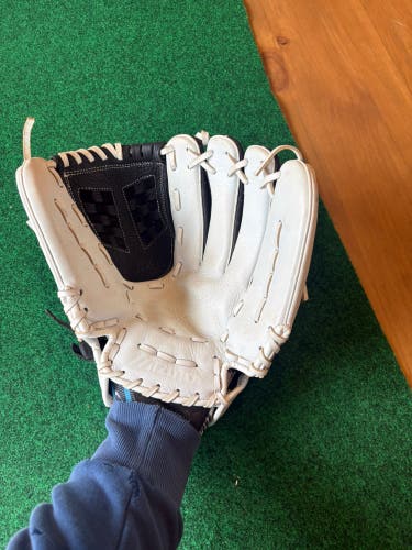 Softball Glove: Mizuno RH Infield Softball Glove 12" (Used)