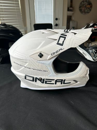 O'Neal 3 SRS Flat 2.0 Helmet White motocross, dirt bike, ATV helmet size adult medium