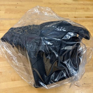 True Catalyst 7x3 Black Glove & Blocker Senior