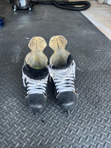 Black Hockey Skates Regular Width 10 (Used)