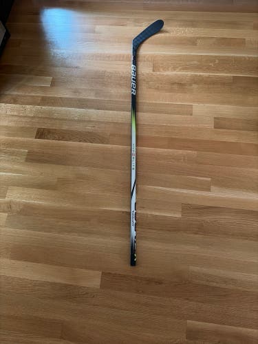 Senior Bauer Vapor Hyperlite 2 Right Handed Hockey Stick P28 77 Flex (New)