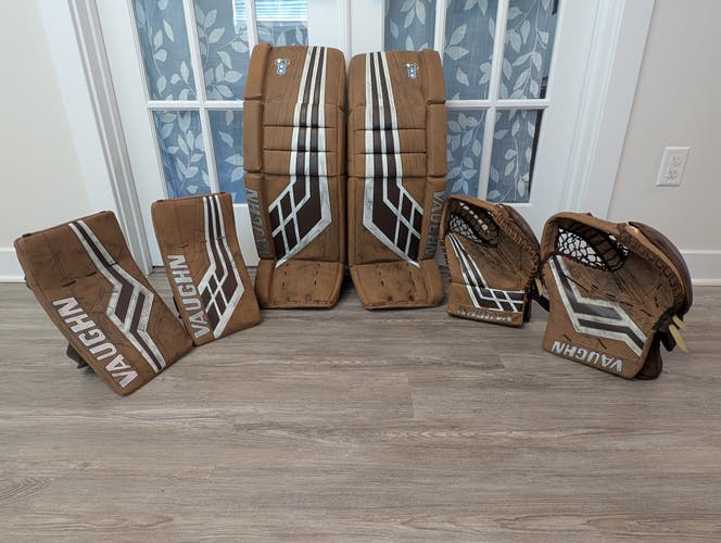 32"+3 2021 Vaughn VE8 Regular Goalie Full Set (Used) with Bonus Blocker and Glove!!!!
