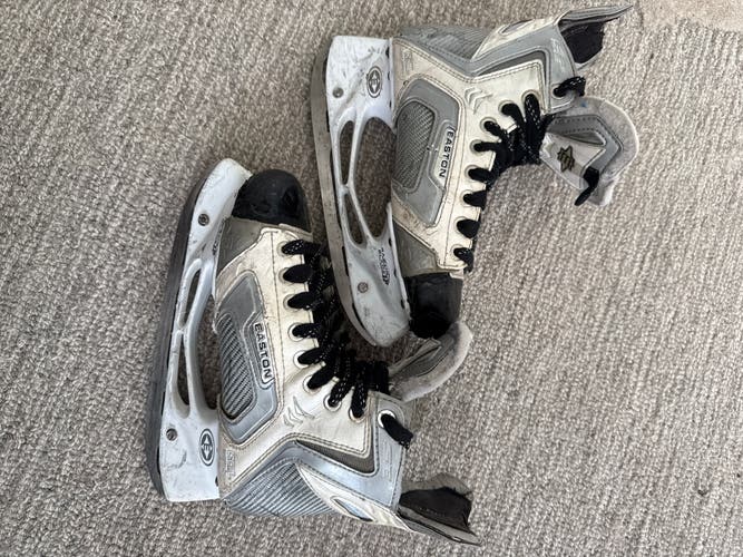 White Easton Synergy SE16 Hockey Skates Regular Width Size 5.5 (Used)