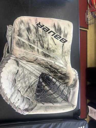 Bauer Hyperlite 2 Senior Regular Goalie Glove Regular Catch (Used) in very good shape