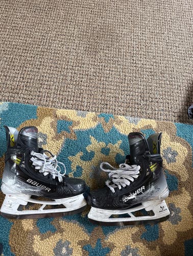 2023 Bauer Vapor Hyperlite 2 Hockey Skates 7.5 (Used)
