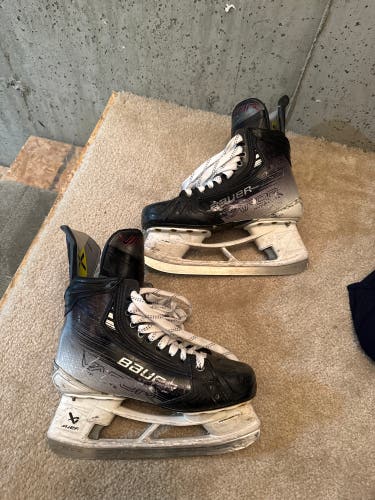 2024 Bauer Vapor Hyperlite 2 Hockey Skates Regular Width 6 (Used)