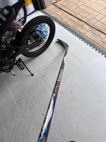 Senior Bauer Vapor Flylite Right Handed Hockey Stick P28 70 Flex (New)