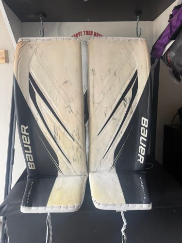 33" 2023 Bauer Hyperlite 2 Regular Goalie Leg pads and blocker  (Used)